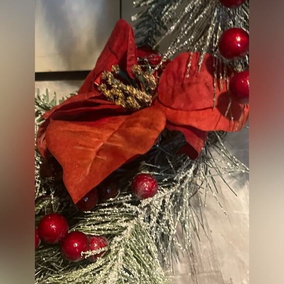 Christmas wreath with birds, poinsettias, cranberries, pine cones - Picture 9 of 11